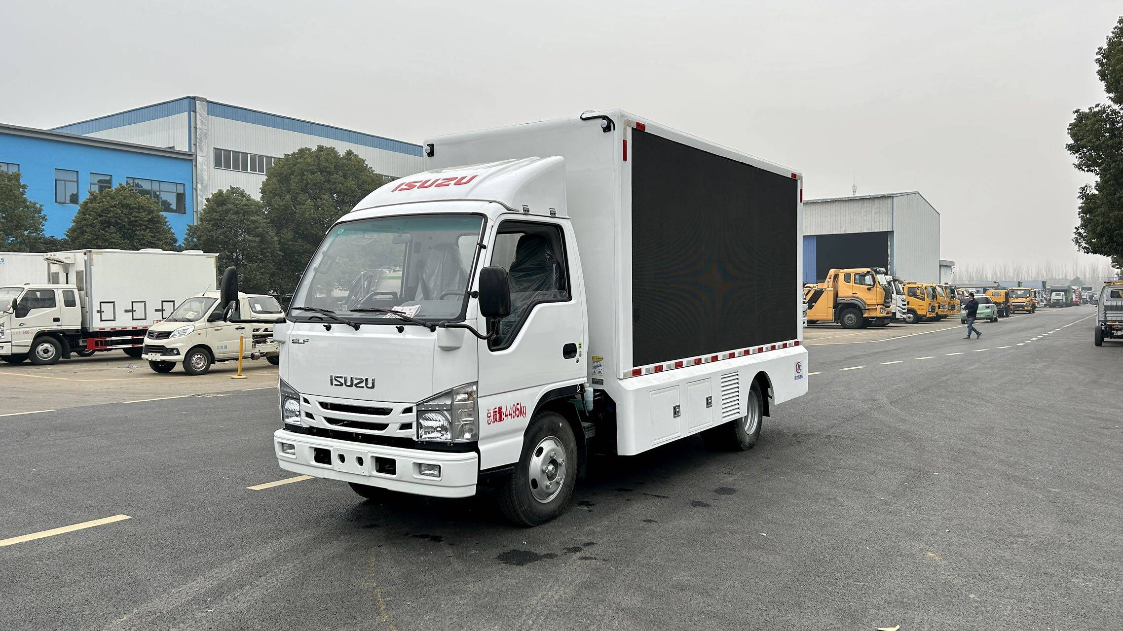 Customizable Multi - functional Full - Color Isuzu LED Advertising Trucks