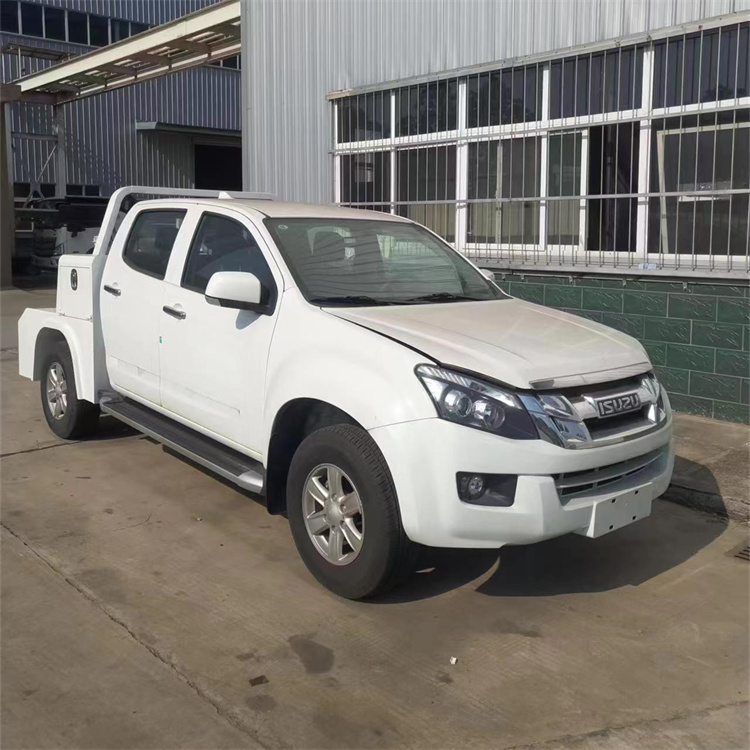Isuzu Pickup Wrecker Truck: Here comes the expert in underground garage wrecking!