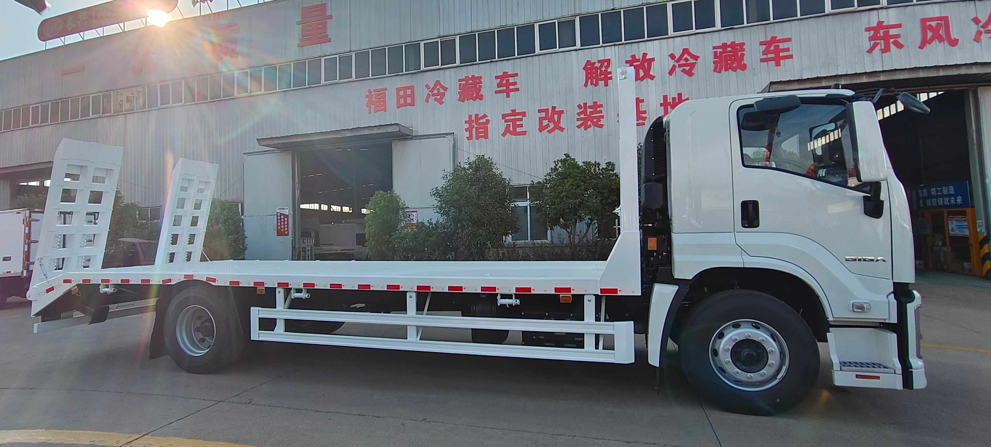 ISUZU GIGA flatbed transport truck