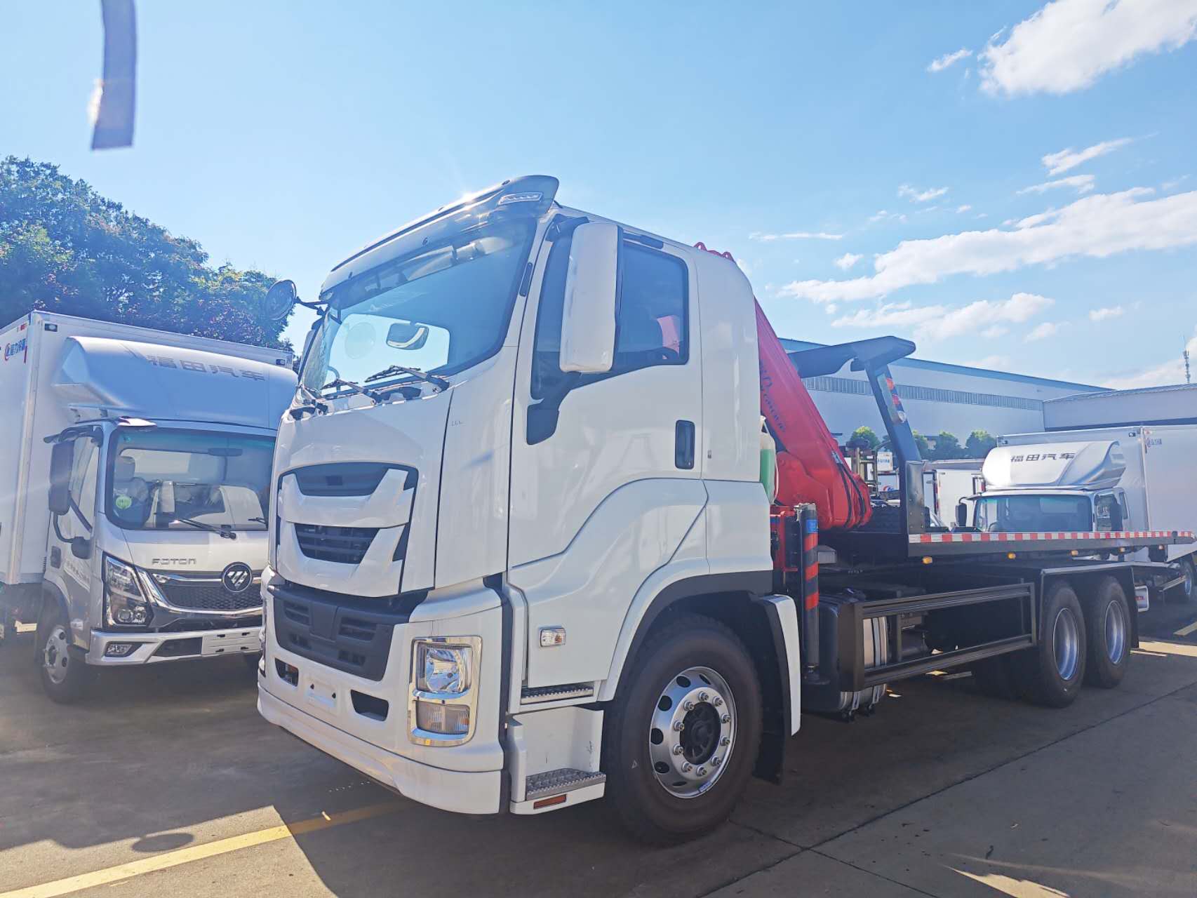 ISUZU giga tow truck with crane fold boom