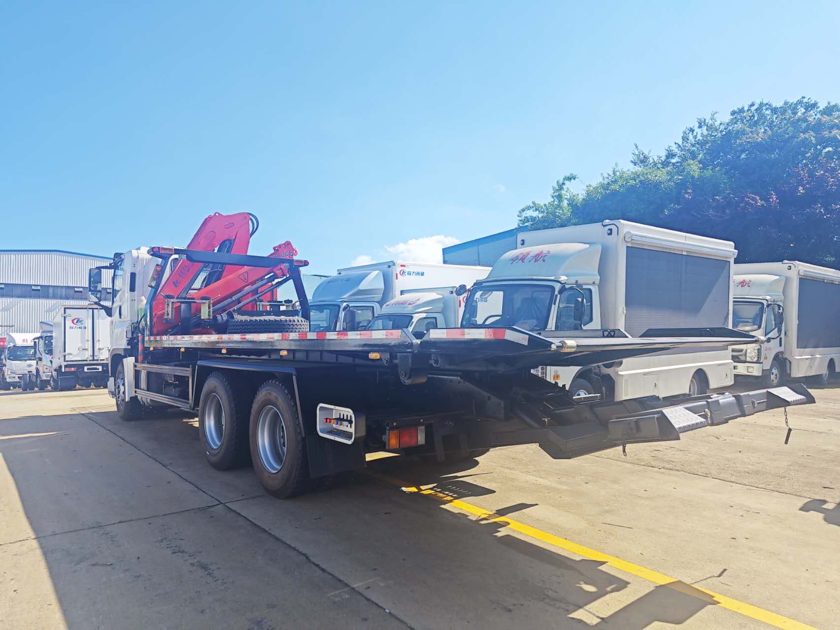 ISUZU giga tow truck with crane fold boom rear