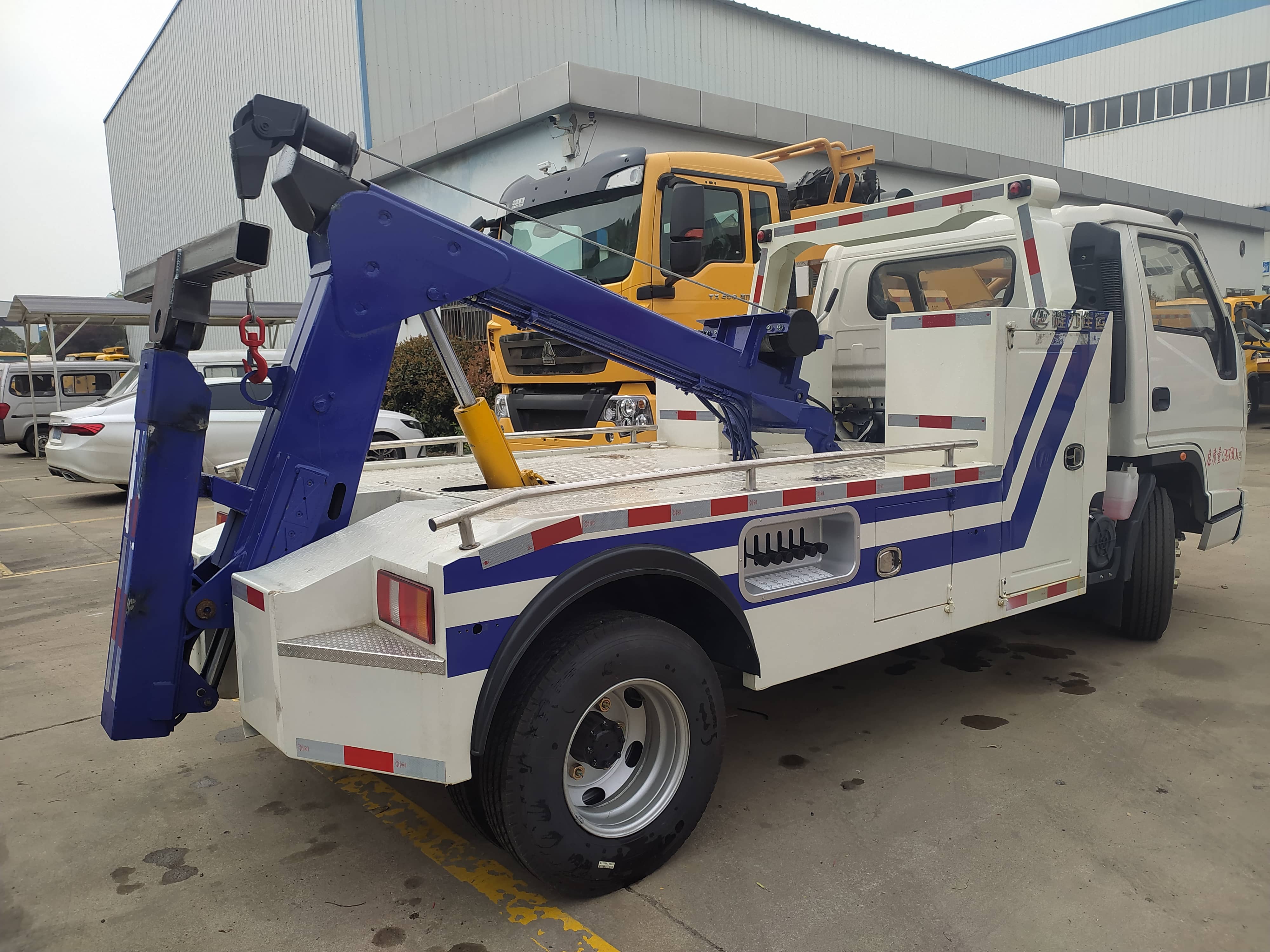 JMC mini 3ton 4ton tow truck under lift (1)(1)