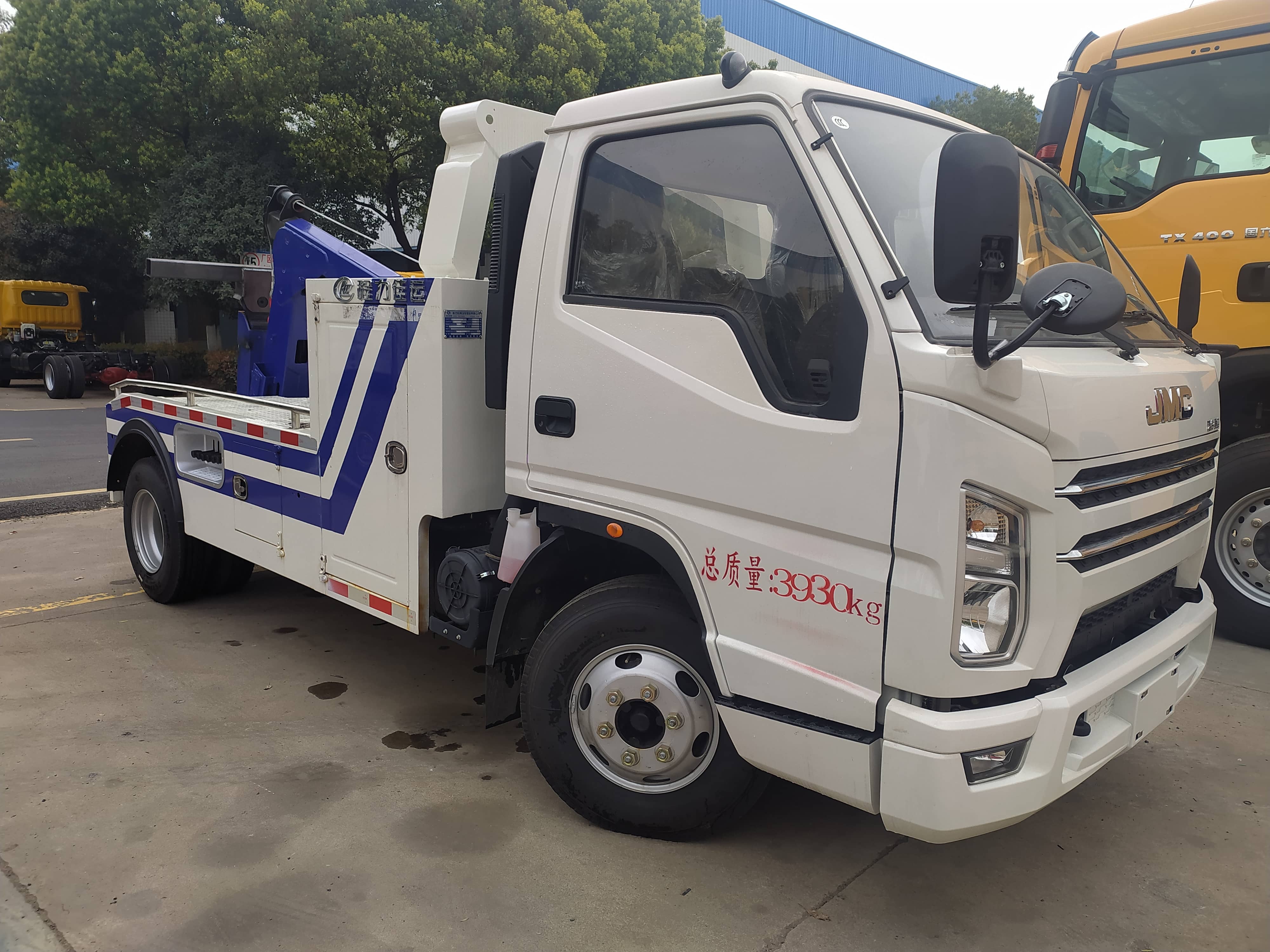 JMC mini 3ton 4ton tow truck under lift