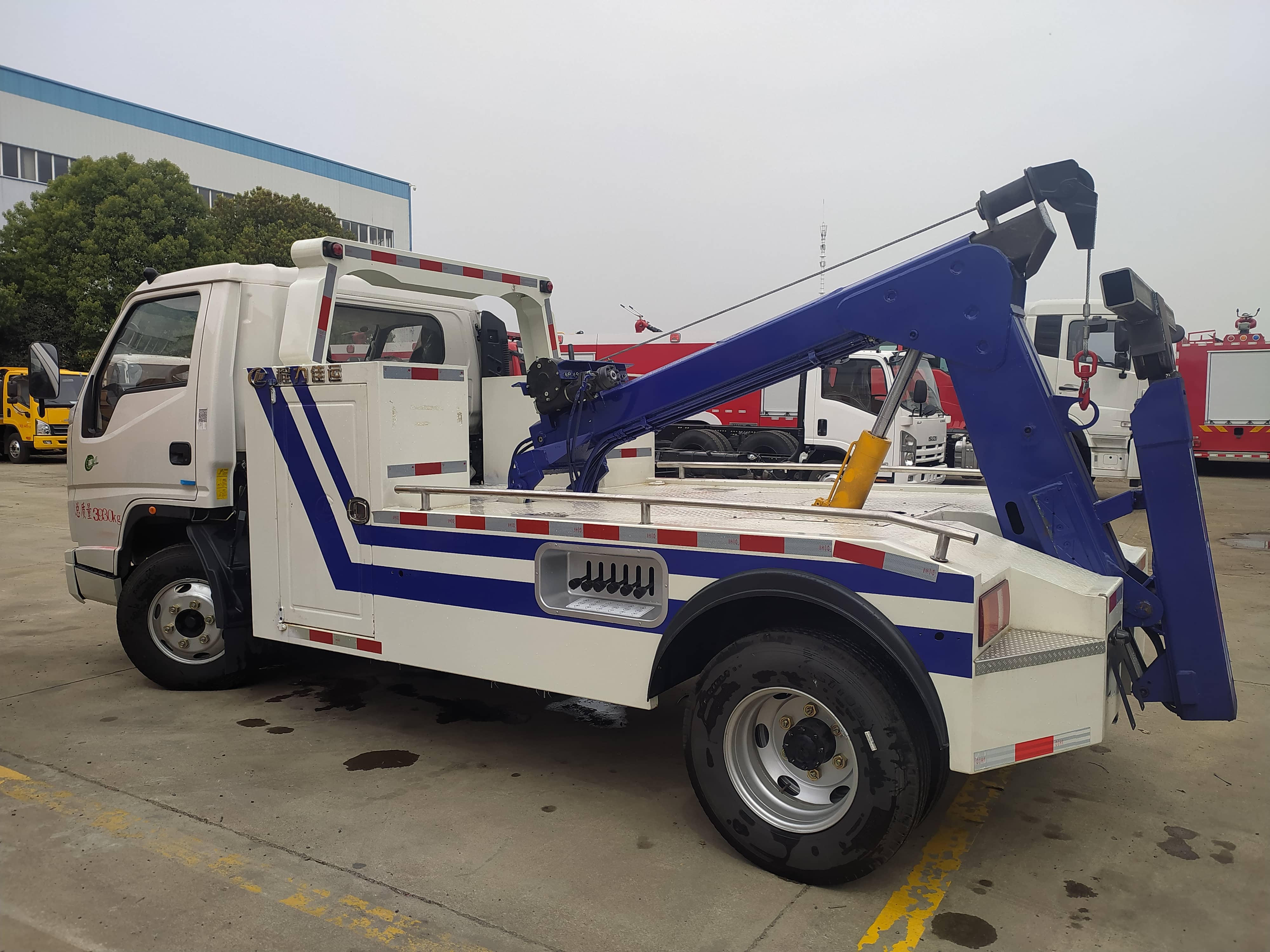 JMC mini 3ton 4ton tow truck under lift (3)(1)