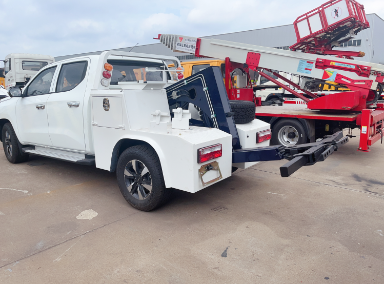 pickup under lift tow truck (2)