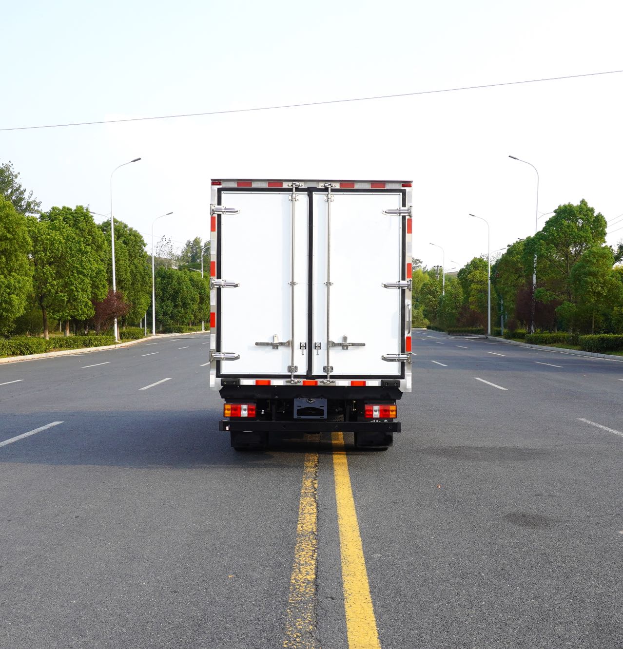 3.7m-box-JMC-freezer-truck-3
