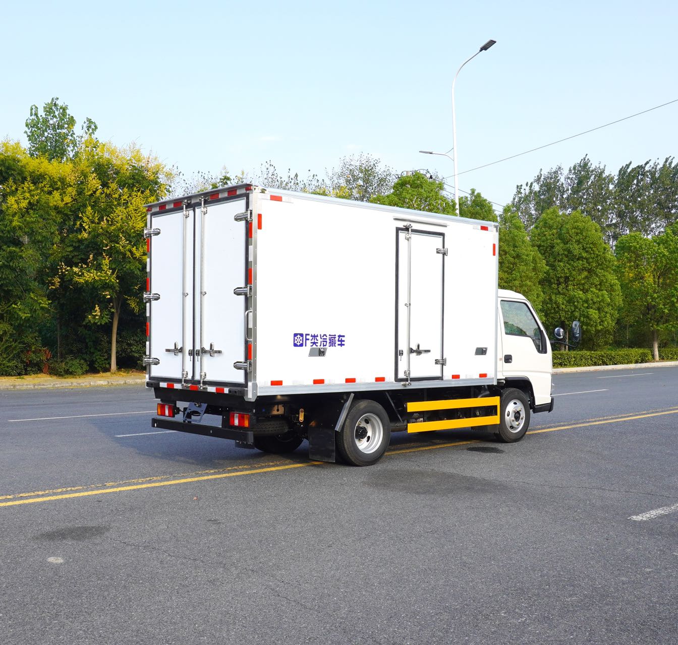 3.7m-box-JMC-freezer-truck-7
